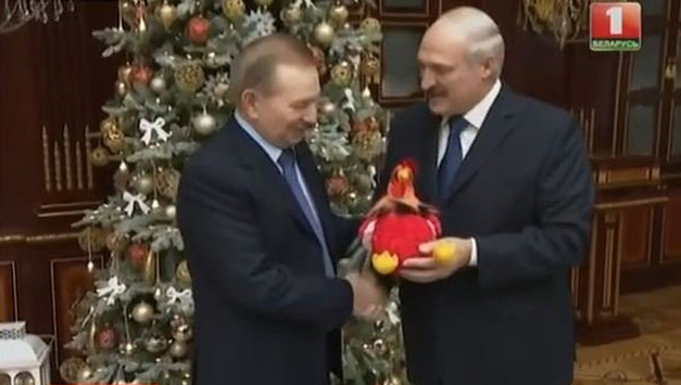 Кучма отримав півня в подарунок від Лукашенка 