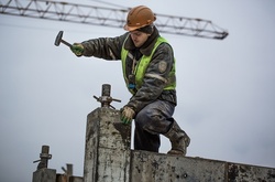 Без гламура и голого тела:  каким должен быть правильный календарь с брутальными строителями