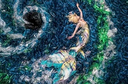 Фотограф создал «русалочье море» из пластиковых бутылок
