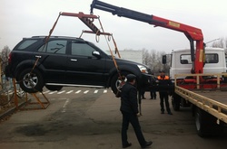 На проспекті Глушкова зі стоянки евакуатором викрали автомобіль