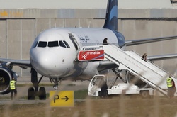 Викрадачі лівійського літака звільнили майже всіх пасажирів