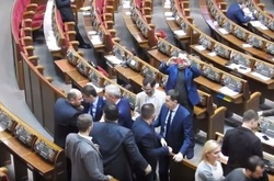 Закриття Верховної Ради нардепи відзначили бійкою