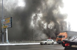 Пожежа у Києві: поруч з метро «Лісова» горить ринок та автостоянка