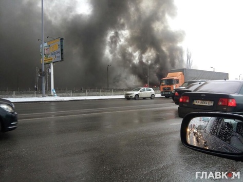 У Києві через пожежу біля «Лісової» закрили дві станції метро