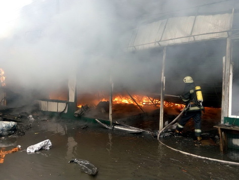 Пожежа на київському ринку: у вогні загинула людина