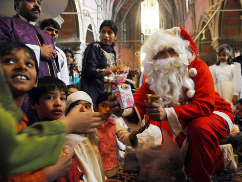 Як Санта подорожує Пакистаном під озброєною охороною 