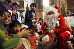 Як Санта подорожує Пакистаном під озброєною охороною 