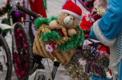 У центрі Харкова Діди Морози влаштували веломарафон