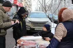 На Печерську триває боротьба зі стихійною ковбасою та мандаринками