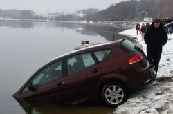 У Чернігові потонув автомобіль: є жертви