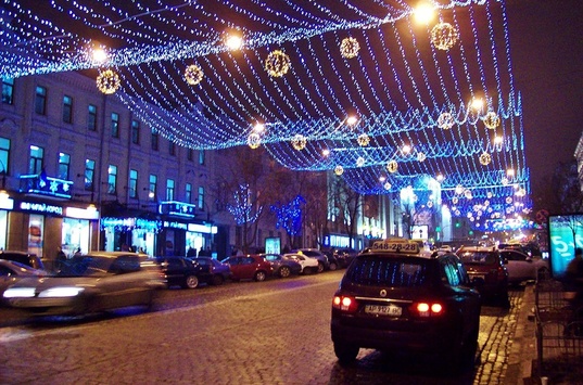 Київ прикрашають новорічною ілюмінацією