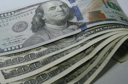 У столиці сумчанин продав чоловікові підроблені долари