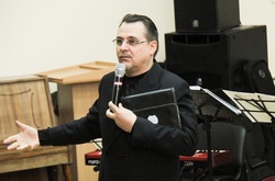 Автор скандального вірша про авіакатастрофу російського літака зазнав атаки хакерів