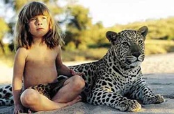 Родители-фотографы показали, как проходит детство дочки в окружении диких животных в Африке 