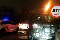 У Києві потрійне ДТП: іномарка врізалась у тролейбус, охоронну автівку та рекламний щит