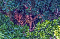 Фотограф случайно заснял жителей изолированного племени в лесах Амазонии