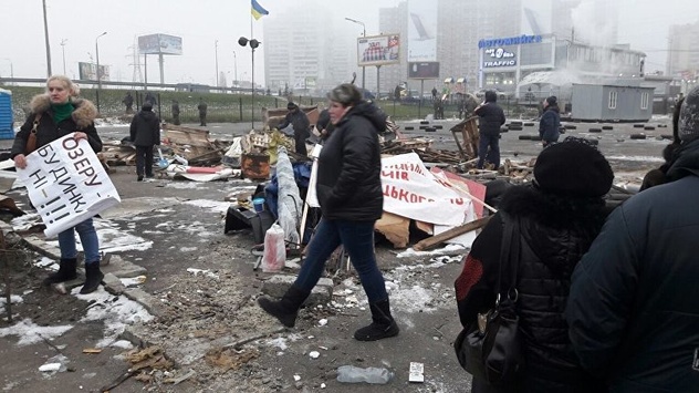 У Києві продовжують по-звірячому зносити МАФи