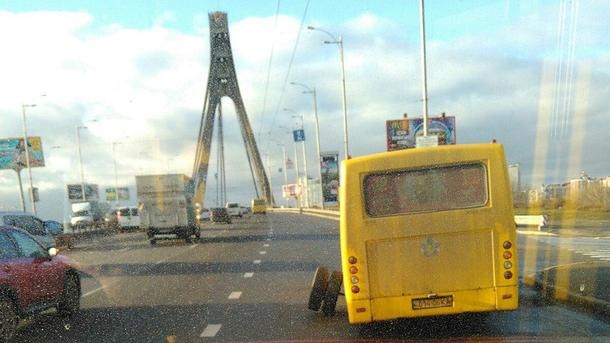 На Московському мосту у маршрутки відвалилося колесо (ФОТО)