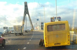 На Московському мосту у маршрутки відвалилося колесо (ФОТО)