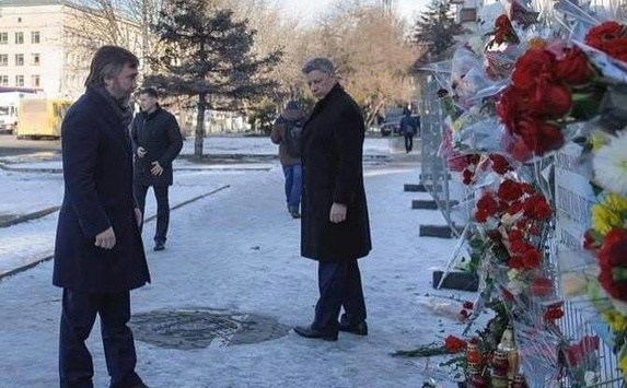Хто з політиків приніс квіти під російське посольство (ФОТО)