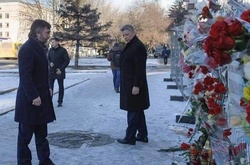 Хто з політиків приніс квіти під російське посольство (ФОТО)