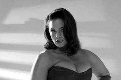 Модель plus-size снялась в соблазнительном видео