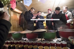 Кличко і Гройсман випили глінтвейну під головною ялинкою країни