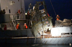 Підняття на поверхню уламків літака Ту-154