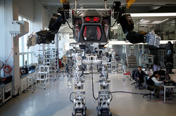 У Кореї створили гігантського робота вагою 1,5 тонни. Фотогалерея