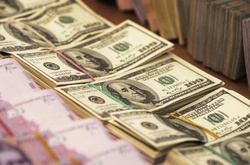 Щоб врятувати гривню, Нацбанк виставив на аукціон $100 млн