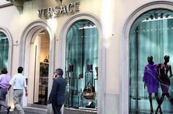 На Versace подали в суд за расовую дискриминацию