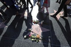 Фанати Керрі Фішер встановили їй саморобну зірку на Алеї слави