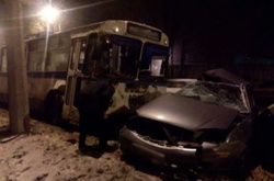На Донбасі поліцейський на авто врізався в тролейбус: є загиблі