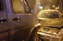 Нічний таран на Подолі: водій з розбитою головою намагався втекти (ФОТО)