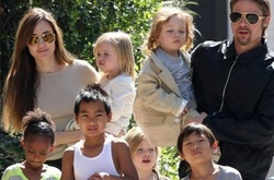 Брэд Питт провел Рождество с детьми под присмотром психотерапевта