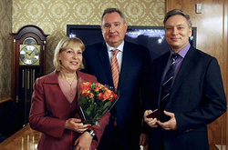 Вчений Гашененко із дружиною позують на камеру поряд із віце-прем'єром Росії