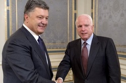  Петро Порошенко і Джон Маккейн 