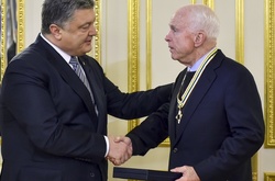  Петро Порошенко і Джон Маккейн 
