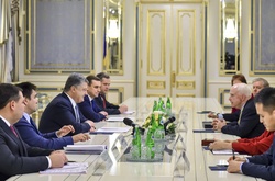 Порошенко запросив Маккейна відвідати Донбас 