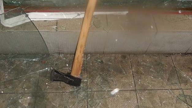 Злочинці з сокирою прийшли грабувати магазин в Києві