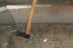 Злочинці з сокирою прийшли грабувати магазин в Києві