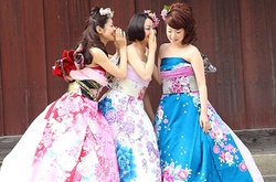 Как японские невесты превращают кимоно в свадебные платья в европейском стиле 