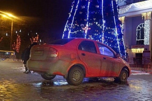 Поліцейський напідпитку в'їхав у новорічну ялинку в центрі Маріуполя (фото)