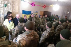 Президент Петро Порошенко приїхав до військових у Широкіне