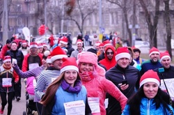 Учасники пробігли рівно 2017 метрів по різним алеям парку.