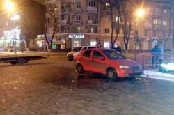 У Маріуполі п’яний поліцейський не розминувся з огорожею міської ялинки