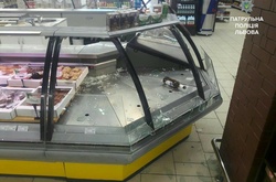 У Львові чоловік хуліганив в супермаркетах, погрожуючи ножем