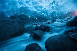 Потрясающие фотографии, сделанные в глубинах ледника Менденхолл 