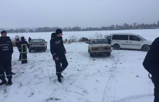 На Київщині рятувальники витягли з Дніпра рибалку, який провалився під кригу