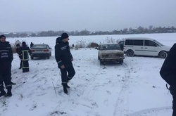 На Київщині рятувальники витягли з Дніпра рибалку, який провалився під кригу